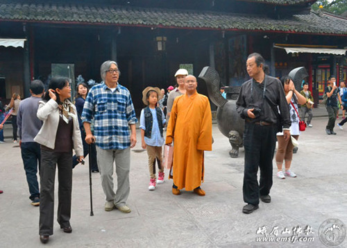 国家一级美术师王孝纲先生参访四川峨眉山报国寺.jpg