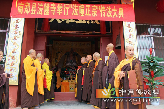 众弟子迎请长老.jpg