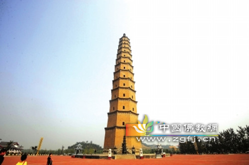 中国现存最高古砖塔“汾阳文峰塔”倾斜1.7米 已禁止登塔.jpg