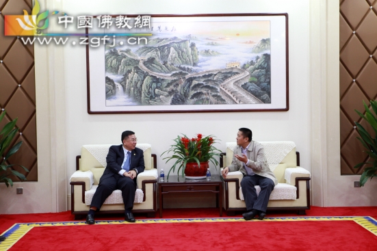 双方亲切会谈.JPG