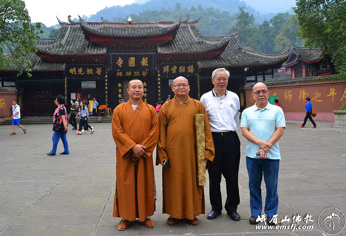 马来西亚心审法师到四川峨眉山报国寺进行参访.jpg