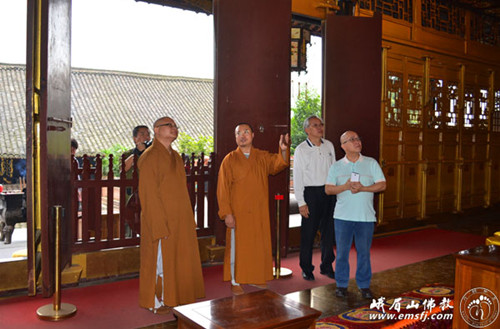 马来西亚心审法师到四川峨眉山报国寺进行参访.jpg