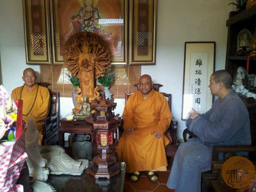 美国洛杉矶菩提寺照初法师、漳州灵鹫寺法众法师到福建厦门进明寺进行参访.jpg