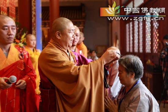 慧能大和尚为居士剃度.jpg