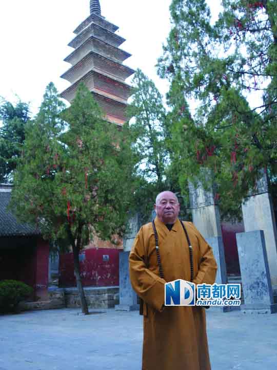 释永海站在风穴寺内的唐代六祖塔下。    南都记者　孙旭阳 摄