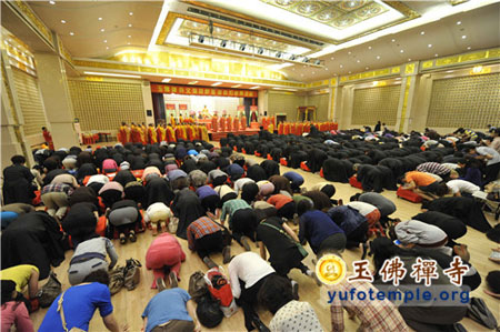上海玉佛禅寺举行文殊菩萨圣诞的点灯祈慧法会.jpg