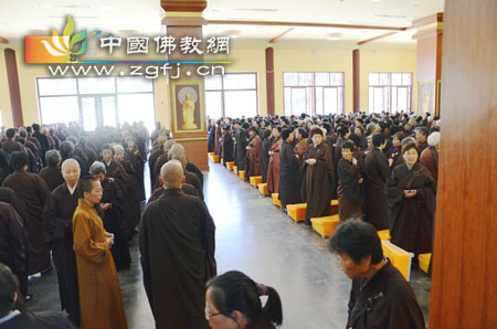 江西东林祖庭2013年5月份一昼夜经行念佛圆满结束.jpg