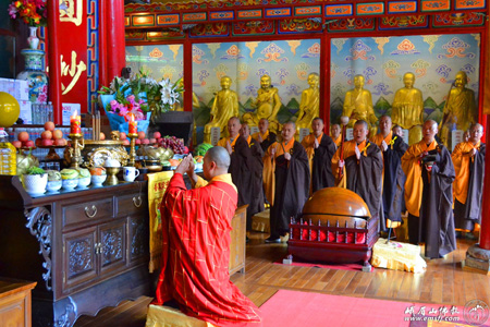 峨眉山举行佛事活动 恭祝文殊师利菩萨圣诞.jpg
