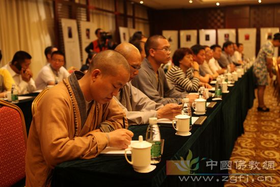 座谈现场 明海大和尚认真听讲