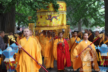 河南少林寺隆重举行2013年水陆大法会熏坛洒净仪式.jpg