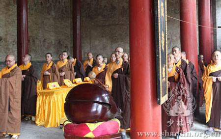 河南少林寺隆重举行2013年水陆大法会熏坛洒净仪式.jpg