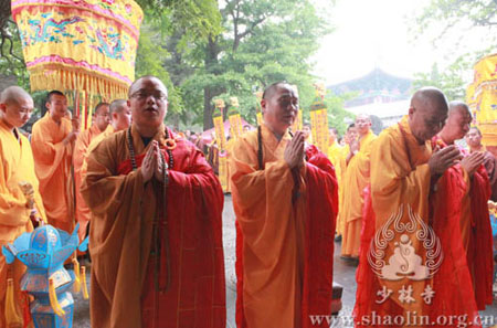 河南少林寺隆重举行2013年水陆大法会熏坛洒净仪式.jpg