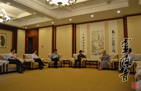 浙江省政协主席乔传秀等领导一行到杭州灵隐禅寺看望宗教界人士.jpg