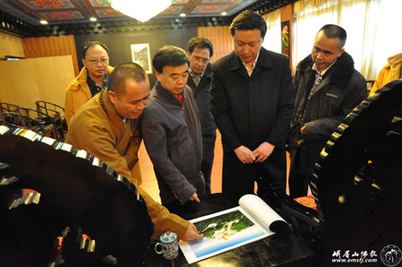 乐山市张彤市长赴峨眉山考察 强调突出普贤.jpg