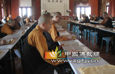 北京龙泉寺新戒比丘参与僧团学修：过四分律.jpg