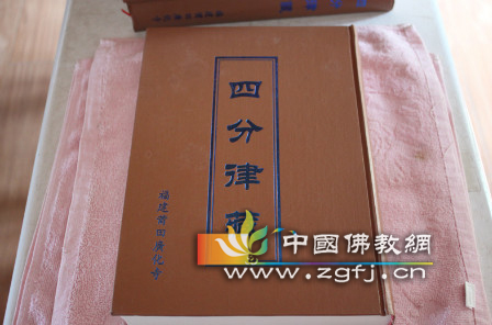 北京龙泉寺新戒比丘参与僧团学修：过四分律.jpg