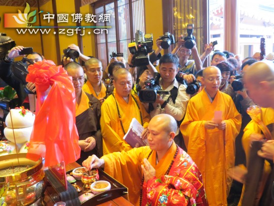 悟实法师拈香说法.jpg