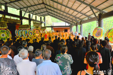 四川峨眉山萝峰庵举行演智法师荼毗法会.jpg
