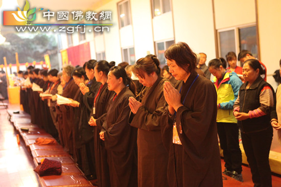 居士虔诚念诵.jpg