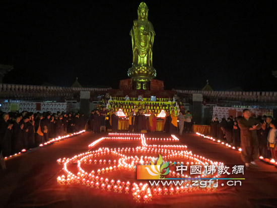 观音圣像前的莲花灯.jpg