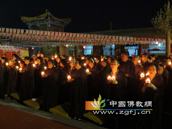 传灯法会现场,庄严如律.jpg