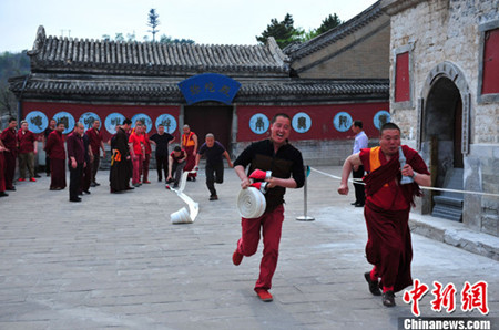 河北省承德市普宁寺 中国首支“喇嘛志愿消防队”.jpg