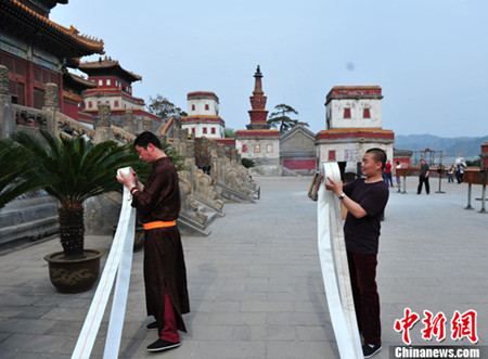 河北省承德市普宁寺 中国首支“喇嘛志愿消防队”.jpg