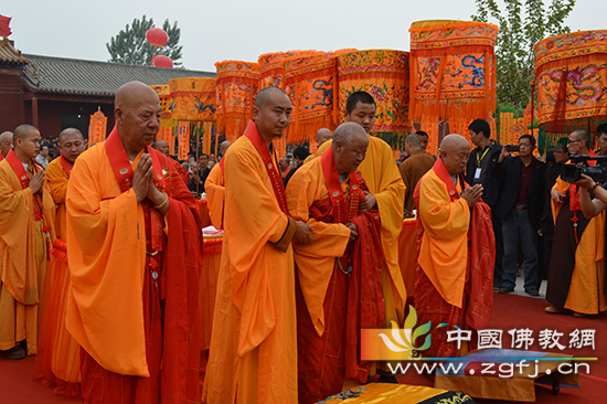 圆霖长老（左）、圣一长老（中）、得真长老（右）