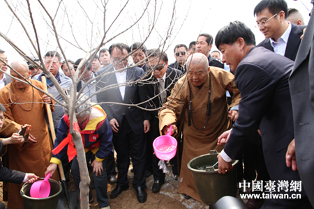 台湾佛光山开山宗长星云大师参访辽宁觉华岛.jpg