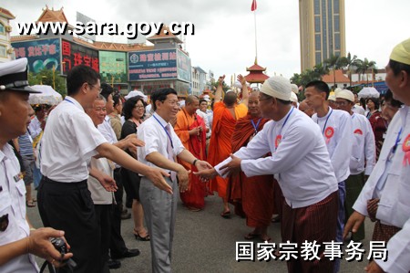 中佛协赠送缅甸佛牙舍利等身塔恭送法会举行.jpg