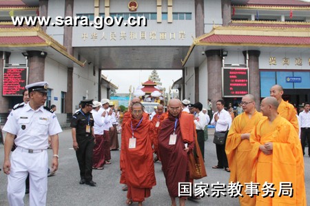 中佛协赠送缅甸佛牙舍利等身塔恭送法会举行.jpg
