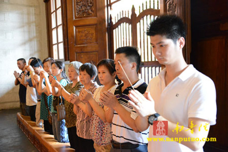 厦门南普陀寺为厦门公交车事故伤亡者举办祈福消灾超度法会.jpg