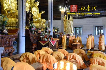 厦门南普陀寺为厦门公交车事故伤亡者举办祈福消灾超度法会.jpg