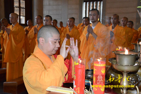 厦门南普陀寺为厦门公交车事故伤亡者举办祈福消灾超度法会.jpg
