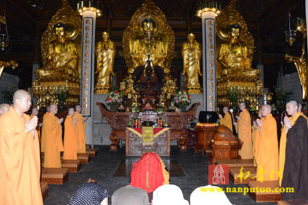 厦门南普陀寺为厦门公交车事故伤亡者举办祈福消灾超度法会.jpg