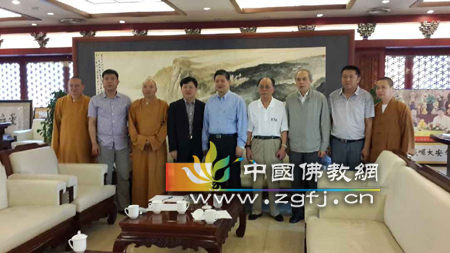 中国佛协王健秘书长一行视察大安寺 我会副会长兼秘书长肖占军陪同.jpg
