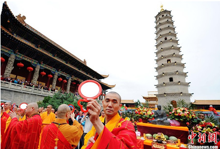 甘肃刹鸠摩罗什寺举行舌舍利塔修复开光仪式.jpg