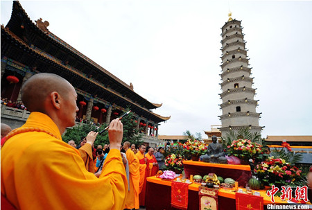 甘肃刹鸠摩罗什寺举行舌舍利塔修复开光仪式.jpg