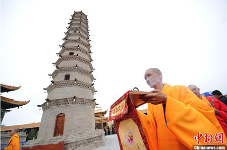 甘肃刹鸠摩罗什寺举行舌舍利塔修复开光仪式.jpg