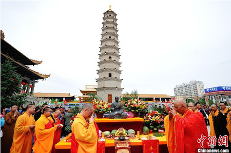 甘肃刹鸠摩罗什寺举行舌舍利塔修复开光仪式.jpg