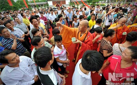 海南永庆寺举行龙水呈祥祈福法会.jpg