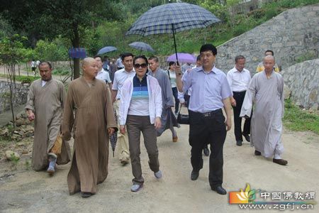 全国政协常委、上海市副市长赵雯一行视察二祖寺.jpg