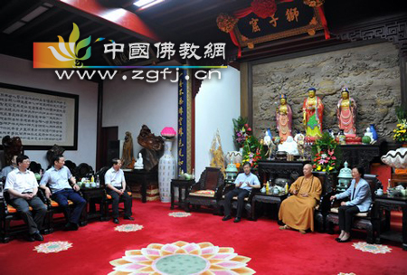 商务部国际贸易谈判代表兼副部长钟山莅临普陀山.jpg