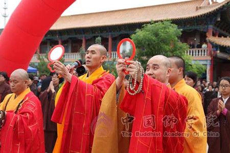 中国佛学院2009级本科毕业生“丝绸之路”参访团参加罗什塔修复开光典礼.jpg