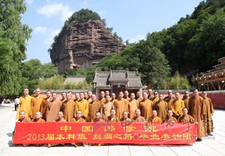 中国佛学院2009级本科毕业生“丝绸之路”参访团回京.jpg