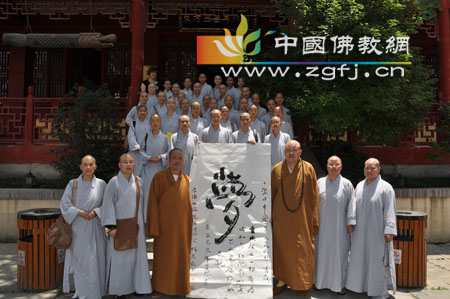 广东尼众佛学院参访团一行参访南京毗卢寺.jpg