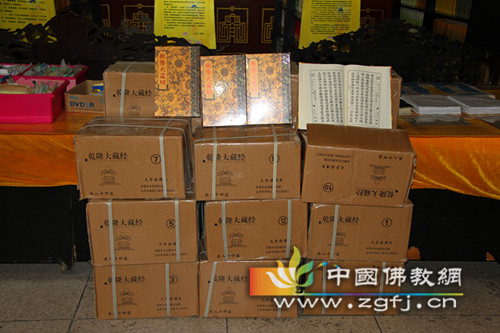 中国佛教网供养武昌宝通寺大字读诵完整版《乾隆大藏经》摆放在玉佛殿内