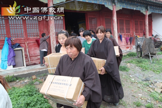 搬运经书至存放处.jpg