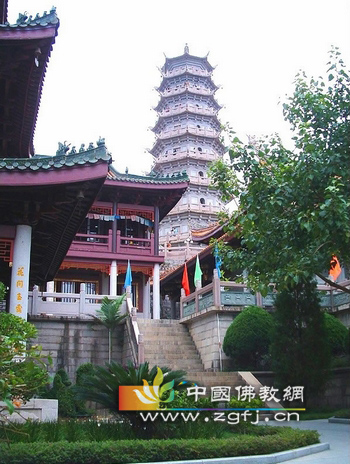 广东省梅州市千佛塔寺连续七年举行托钵行脚慈善活动.jpg