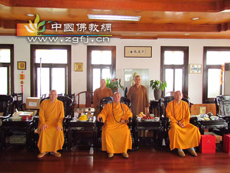 台湾圆宗长老、果东大和尚等到厦门鼓浪屿日光岩寺参观.jpg